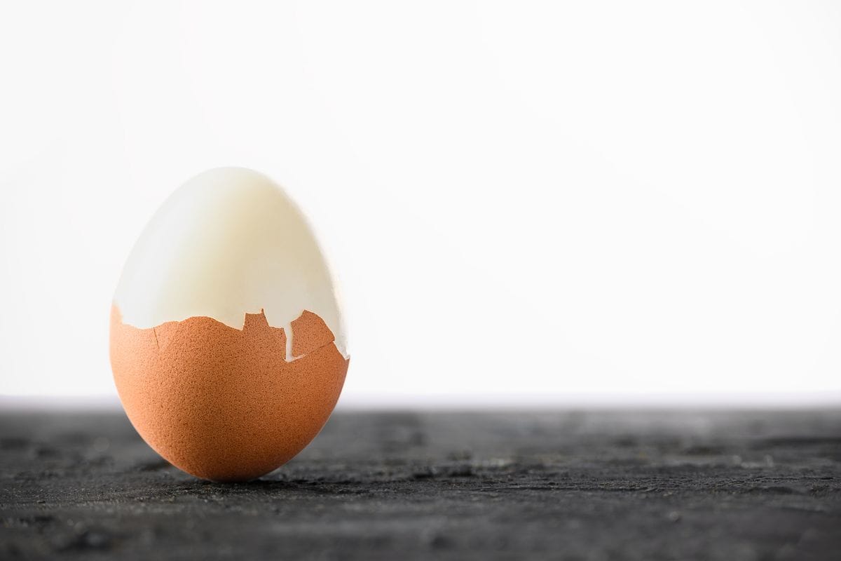 Soft-boiled egg halved in a bowl: protein of one egg explained