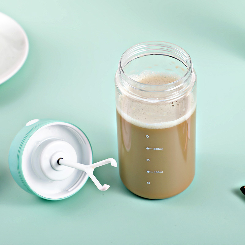Electric protein shaker lid with motorised whisk and ml measurement markings