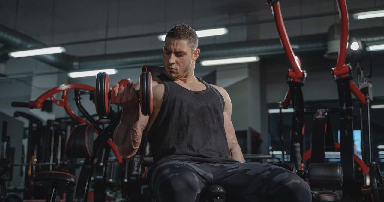 Lenturan bicep miring pada bangku larasan dengan dumbel