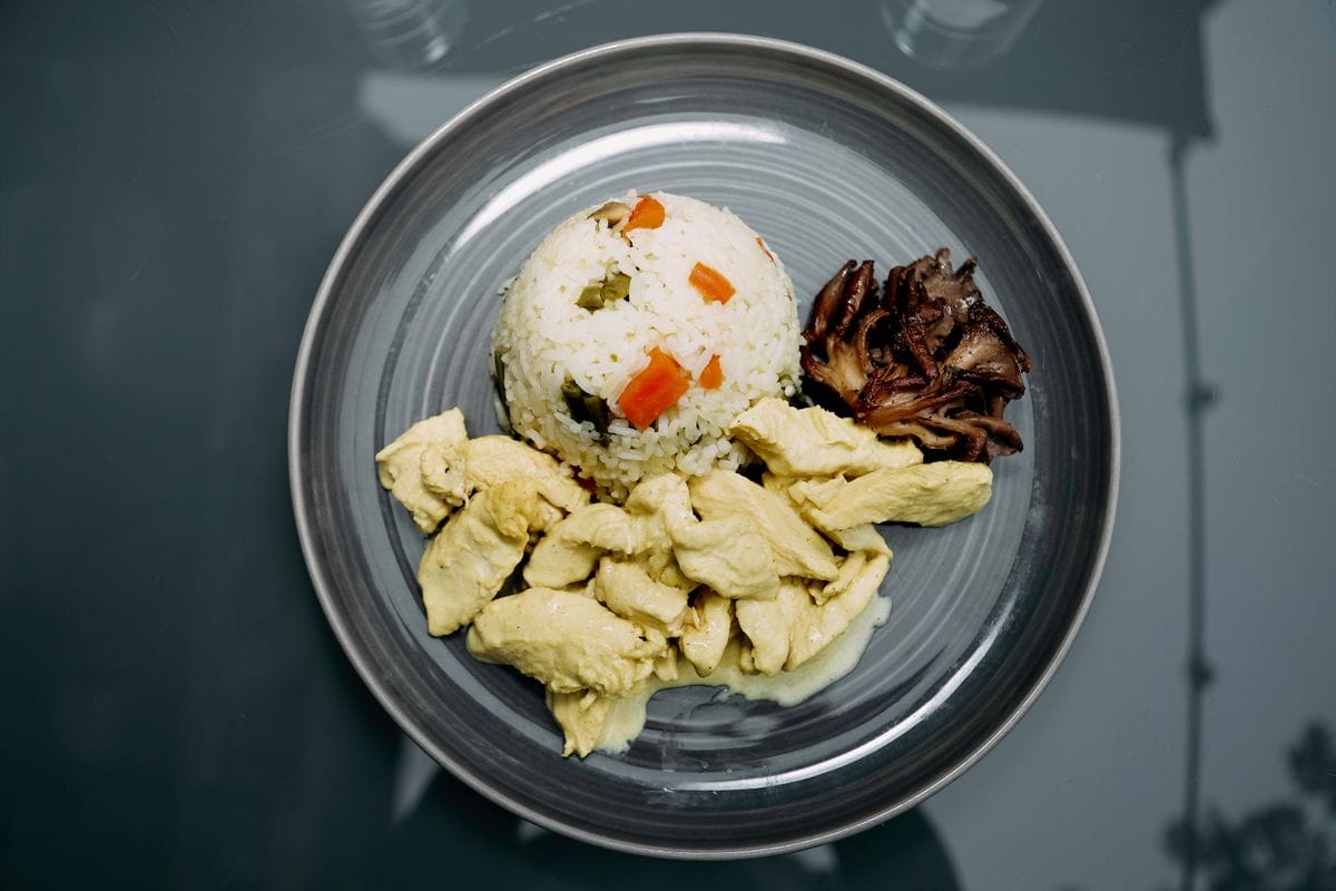 pre workout meal plate with rice chicken and mushrooms