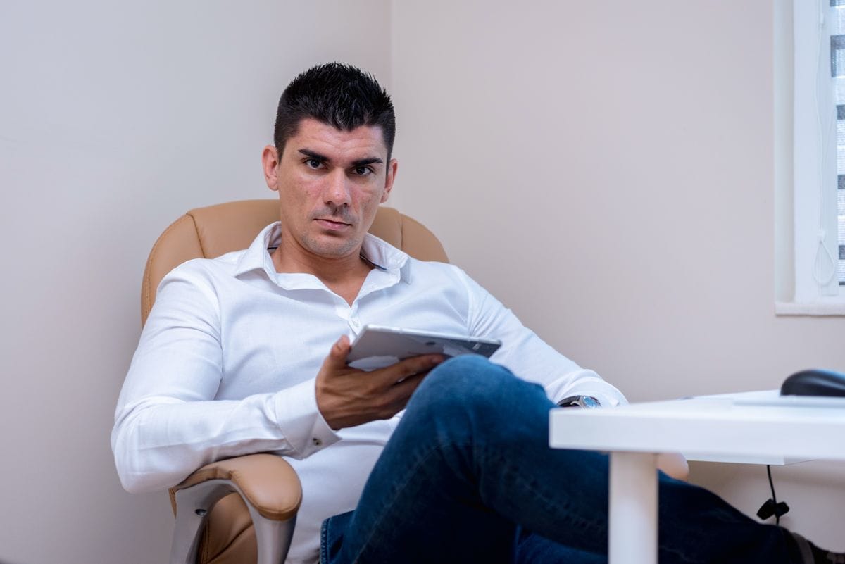tech neck symptoms office worker on tablet