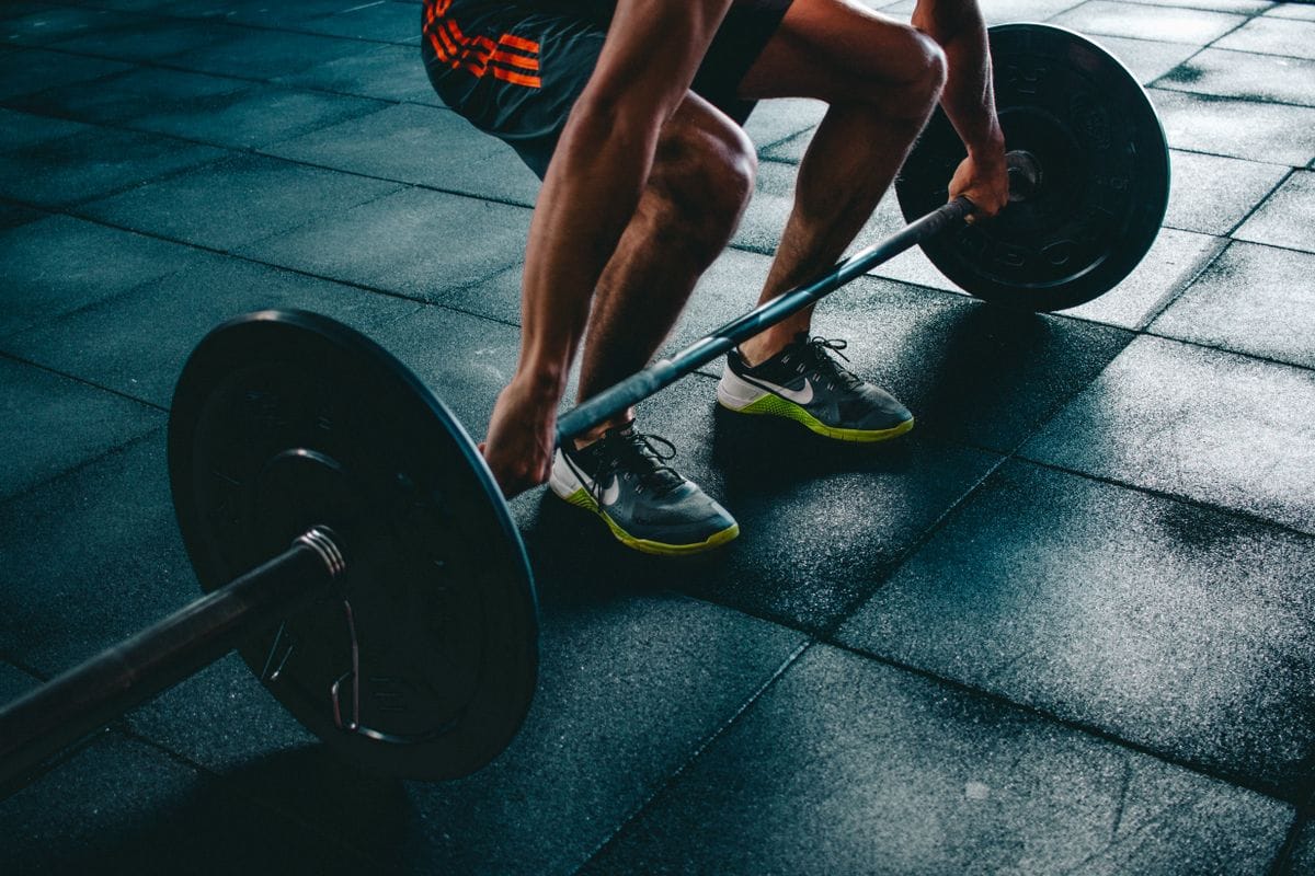 Athlete chalking up before training — pre-workout timing