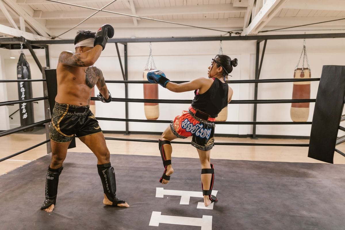 muay thai vs kickboxing training sparring ring